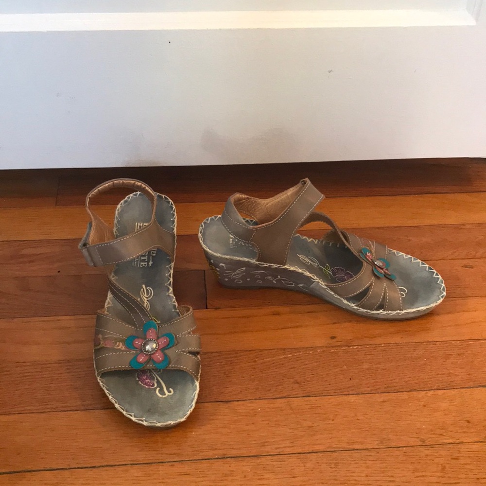 L’artiste wedge sandals